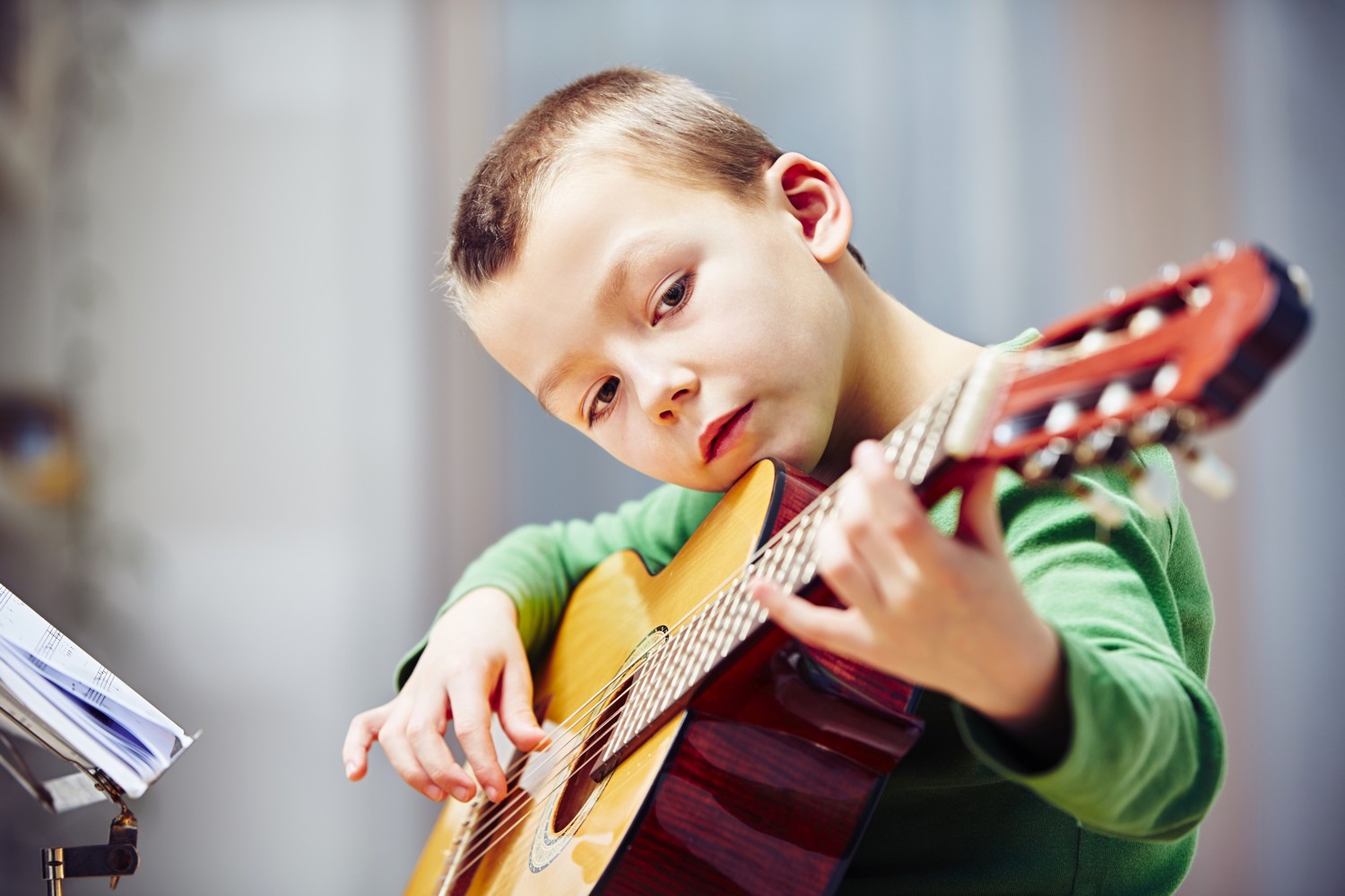 Beginners Start to Learn How to Play the Guitar at an Early Age